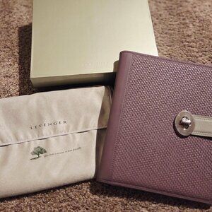 Like-New Levenger Tuscany Tablet/iPad Case – Lavender
